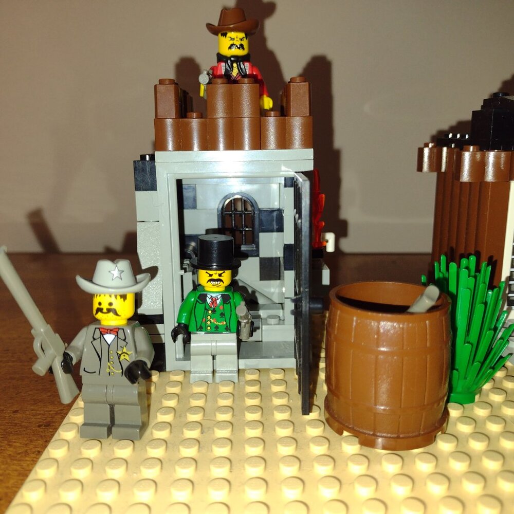 Like new Lego Sheriff's Lock Up Prison w Exploding Jail Cell, retired w orig box - Picture 8 of 15